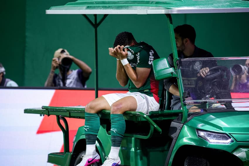 Vitor Roque deixa jogo contra Jacuipense de maca