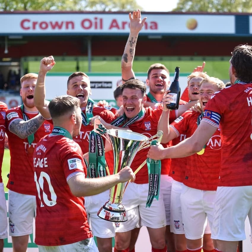O York City foi campeão da quinta divisão inglesa após empatar com o Rochdale (Foto: X/York City)