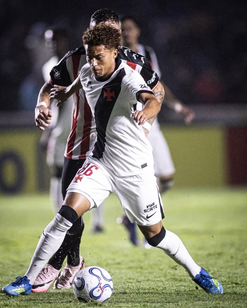 Lukas Zuccarello na partida de estreia do Vasco na Sul-Americana contra o Barracas Central (Foto: Matheus Lima/Vasco
