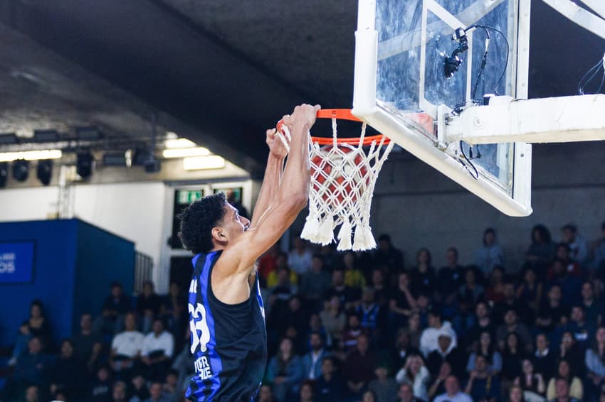 Agapy enterra a bola em Pinheiros x Corinthians pelo jogo 1 da semifinal do NBB 25/26 (Foto: Gabriella Garbim/ECP)