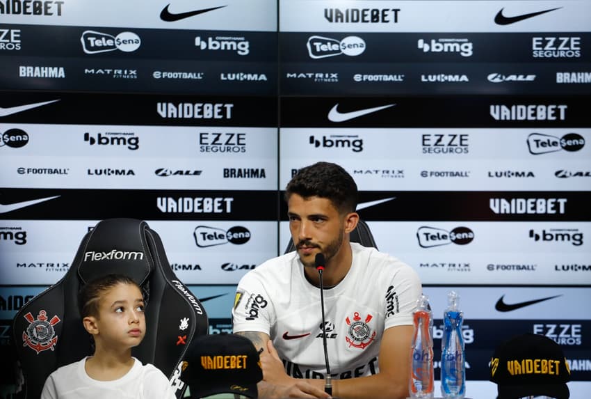 Bernardo já havia demonstrado carinho pelo Corinthians durante a apresentação do zagueiro em 2024 (Foto: Rodrigo Gazzanel/Agência Corinthians)
