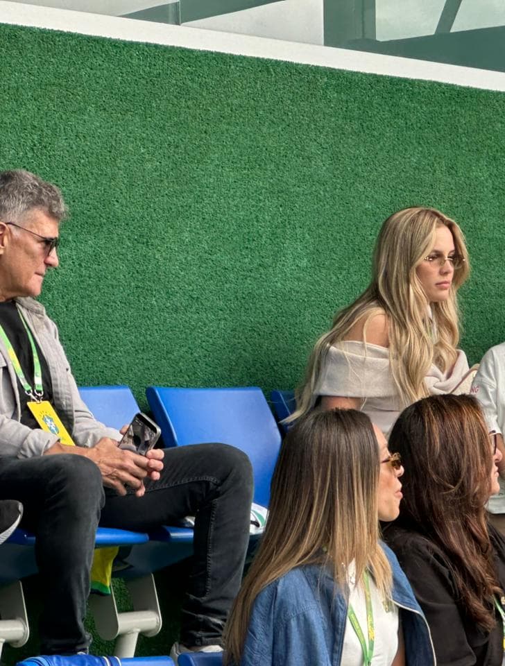 Letícia Carvalho de blusa bege e de óculos escuros