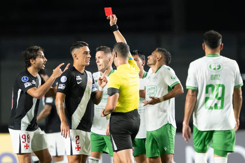 Jogadores do Vasco reclamam da expulsão de JP em Vasco x Audax Italiano (Foto: Jorge Rodrigues/AGIF/Folhapress)