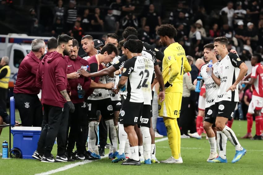 Fernando Diniz orienta o Corinthians à beira do campo (Foto: Peter Leone/Ofotográfico/Folhapress)