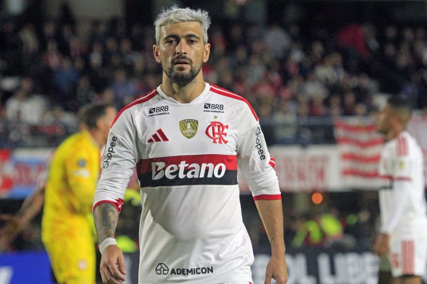 Giorgian De Arrascaeta durante a partida entre Estudiantes e Flamengo (Foto: Nacho Amiconi/DiaEsportivo/Folhapress)