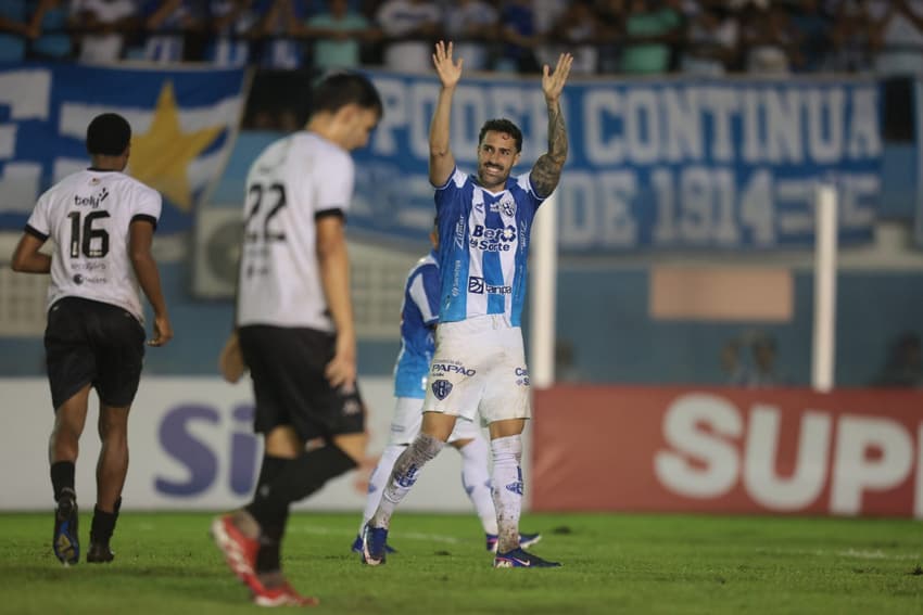 Ítalo comemora gol marcado pelo Paysandu (Foto: Fernando Torres/AGIF/Folhapress)