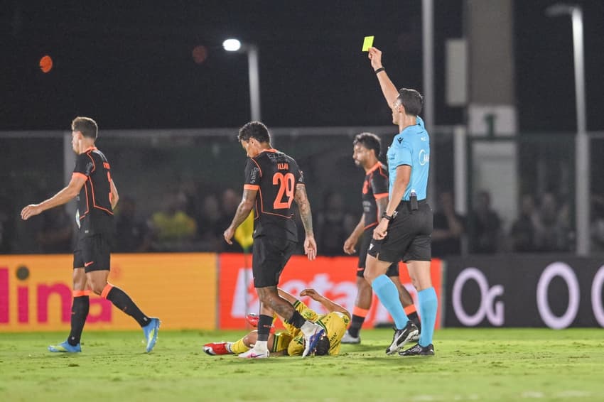 Partida foi marcada por polêmicas de arbitragem (Foto: Walbron Siquiera/Agencia F8/Folhapress)