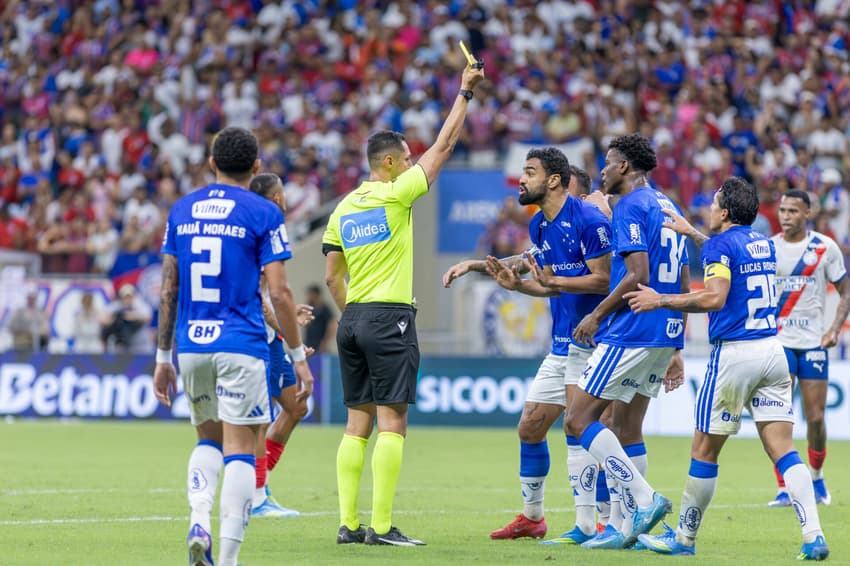 Fabrício Bruno fez pênalti em William José (Foto: Marcio Jose/AGIF/Folhapress)