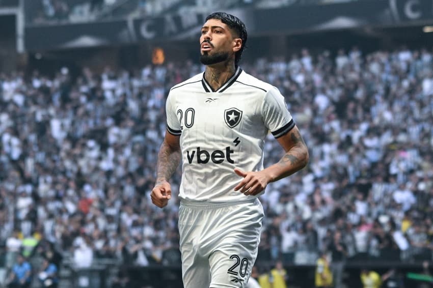 Negociando com o Palmeiras, Alexander Barboza vai a campo em Chapecoense x Botafogo (Foto: Paulo Ti/Thenews2/Folhapress)