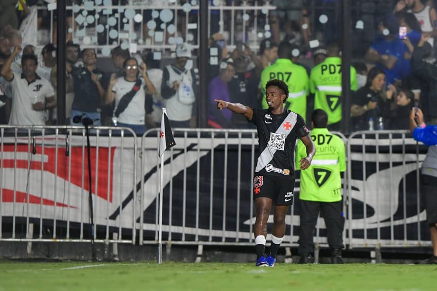 Thiago Mendes comemora seu gol durante partida contra o Athletico-PR . (Foto: Thiago Ribeiro/AGIF/Folhapress)