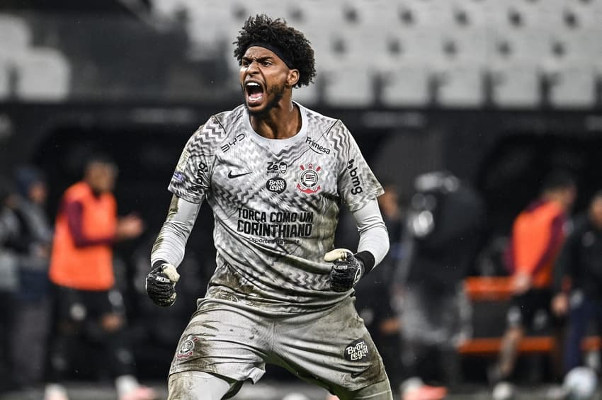 Hugo Souza é um dos nomes em alta no Corinthians (Foto: Roberto Sungi/AtoPress/Folhapress)