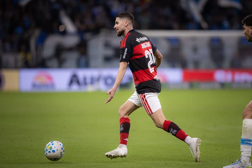 Jorginho em Grêmio x Flamengo: precisão de 97% nos passes (Foto: Maxi Franzoi/AGIF/Folhapress)