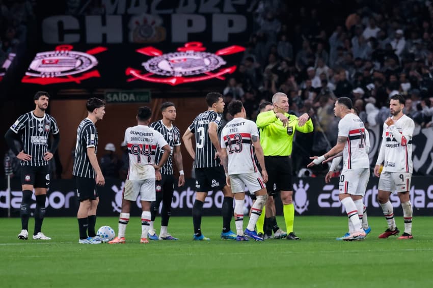 Corinthians x São Paulo foi marcado por polêmcias (Foto: Marcello Zambrana/AGIF/Folhapress)