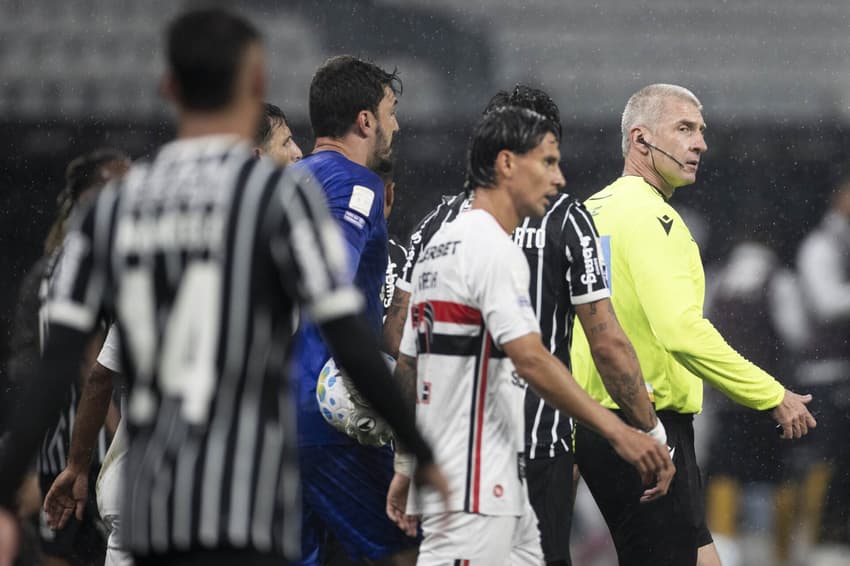 Confronto terminou com vitóriad o Corinthians por 3 a 2 (Foto: Marco Galvão /Fotoarena/Folhapress)