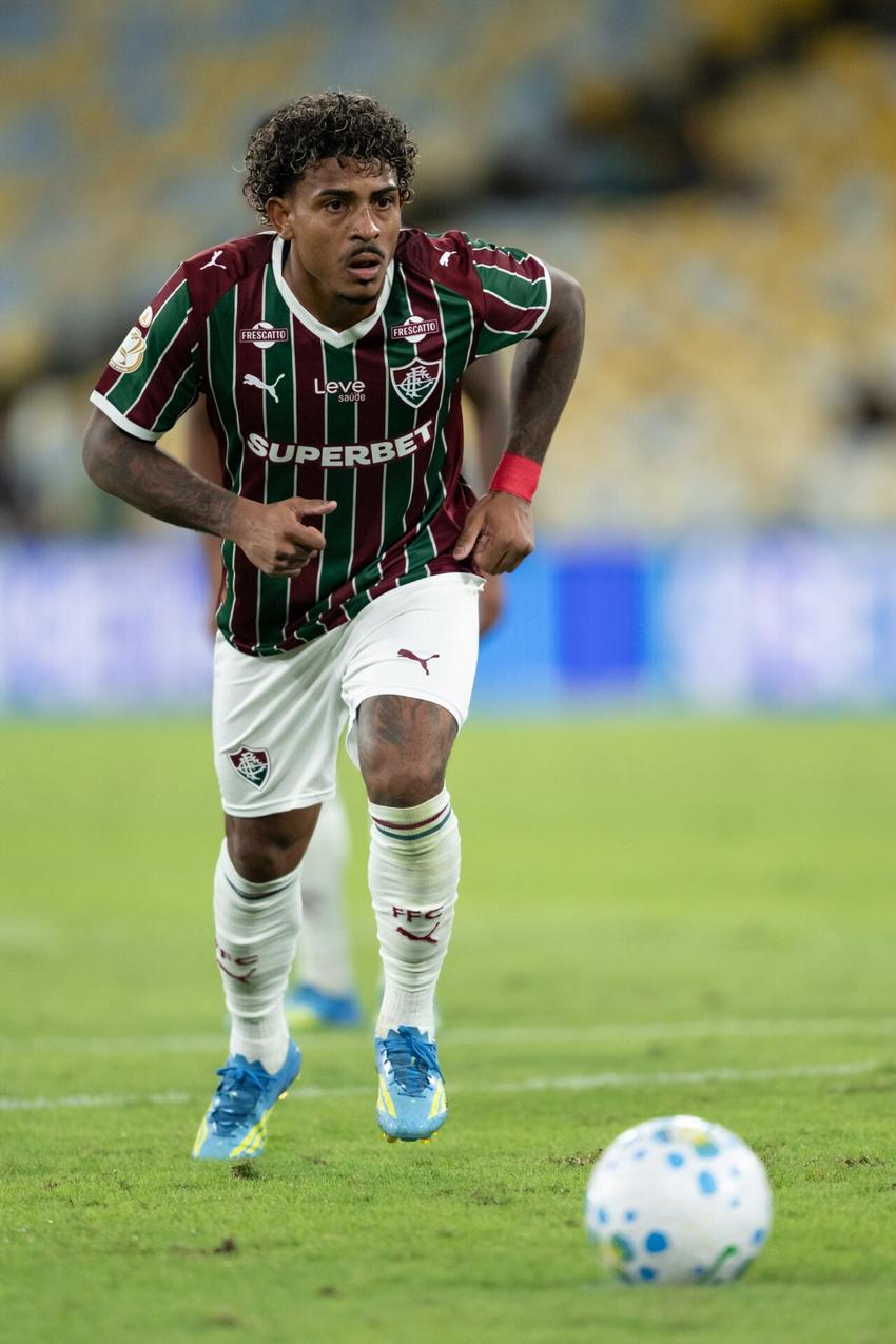 John Kennedy em cobrança de pênalti para o Fluminense (Foto: Jorge Rodrigues/AGIF/Folhapress)