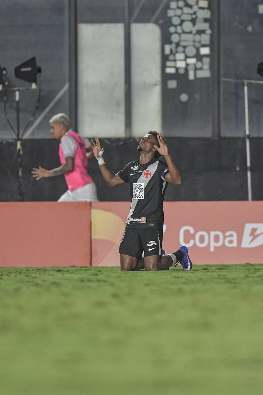 Thiago Mendes comemora gol marcado em Vasco x Paysandu (Foto: Thiago Ribeiro/AGIF/Folhapress)