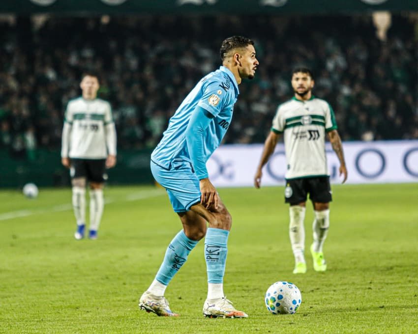 CURITIBA, PR - 13.05.2026: CORITIBA X SANTOS - Lucas Verissimo, atleta do Santos FC, , durante Coritiba x Santos realizada no Estádio Couto Pereira em Curitiba, PR. (Foto: Giuliano Andrade  /Fotoarena/Folhapress) ORG XMIT: 2942228