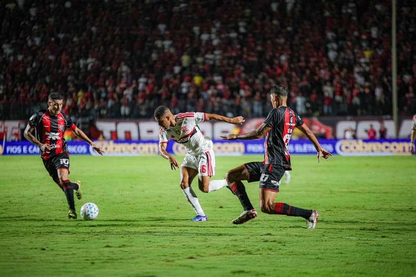 Samuel Lino em campo em Vitória x Flamengo (Foto: William Malta França/Photo Premium/Folhapress)