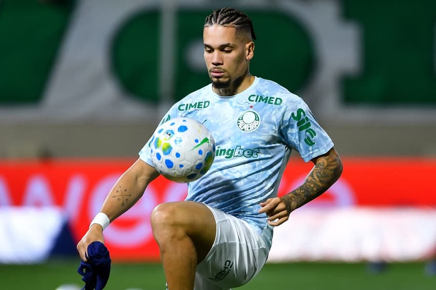 BARUERI, SP - 16.05.2026: PALMEIRAS X CRUZEIRO - Paulinho do Palmeiras durante aquecimento para a partida entre Palmeiras x Cruzeiro, válida pela décima sexta rodada do Campeonato Brasileiro de Futebol 2026, neste sábado (16), na Arena Crefisa Barueri, em Barueri, SP. (Foto: Roberto Casimiro /Fotoarena/Folhapress) ORG XMIT: 2944367