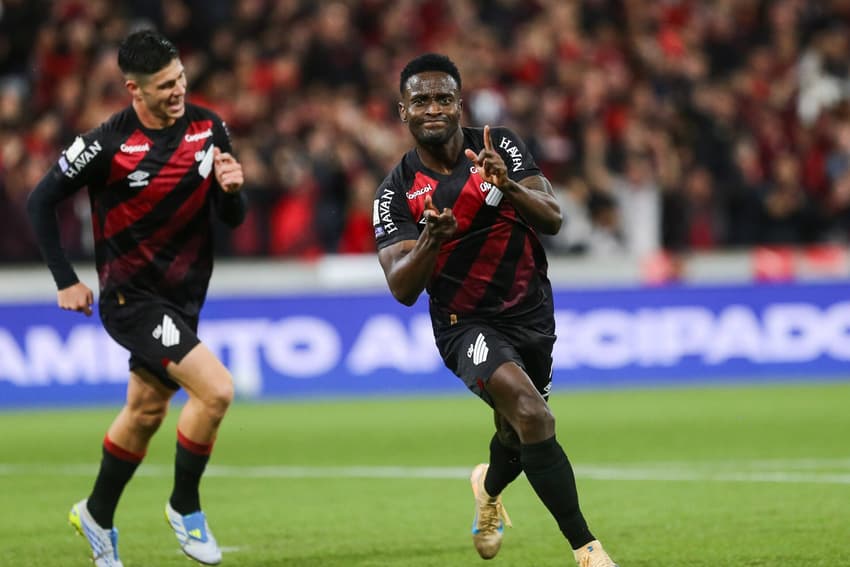 Mendoza abriu o placar em Athletico-PR x Flamengo (Foto: Geraldo Bubniak/AGB/Folhapress)