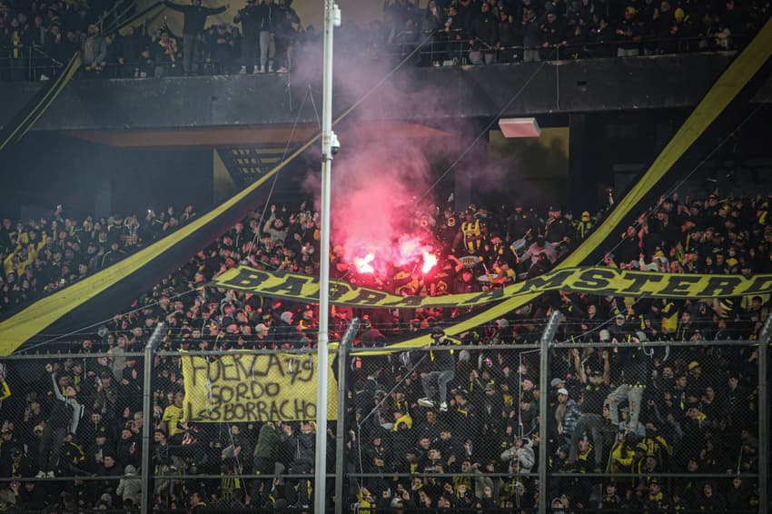 Torcida do Peñarol no estádio (Foto: Gaston Britos/FocoUy/DiaEsportivo/Folhapress)