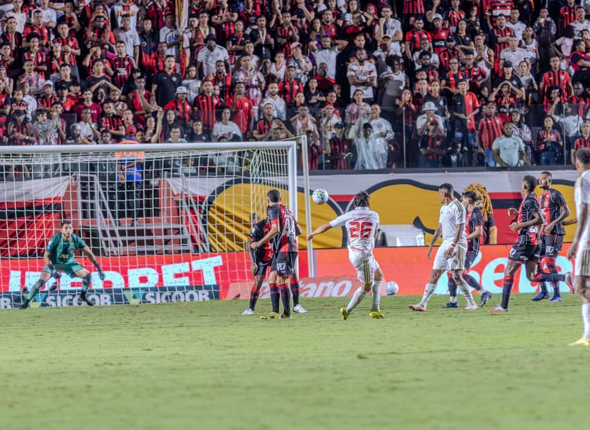 Bernabei durante partida entre Vitória x Internacional pelo Campeonato Brasileiro