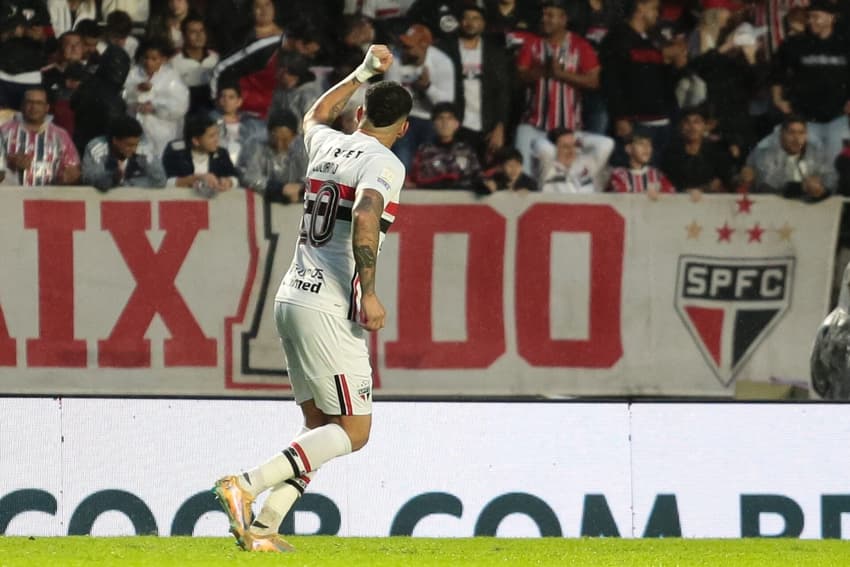 Luciano comemora gol pelo São Paulo