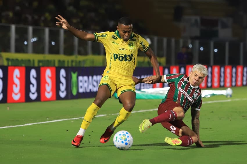 Jogadores disputam bola em Mirassol e Fluminense (Foto: Alex Pelicer/Agencia F8/Folhapress)