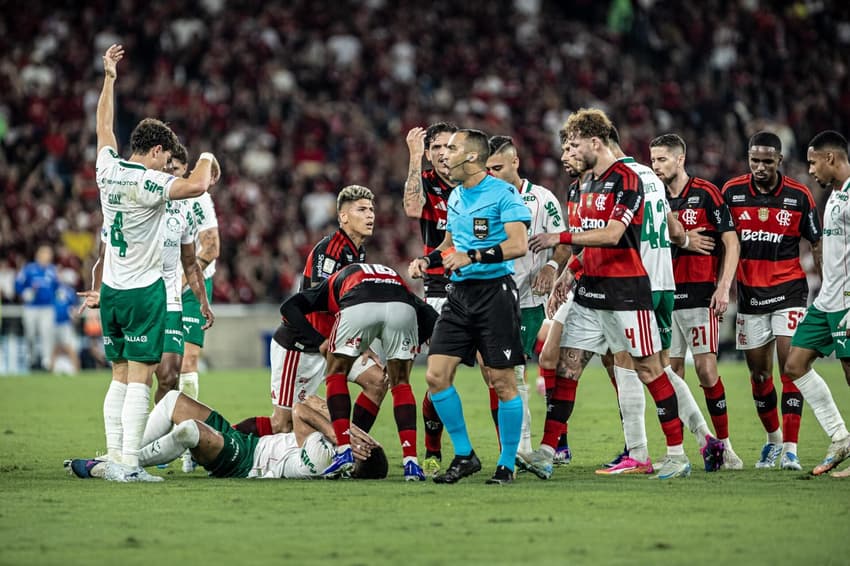 Momento da expulsão de Carrascal (Foto: Affonso Andrade/Agencia F8/Folhapress)