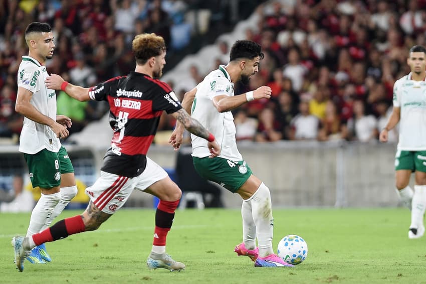 O Palmeiras vai vencendo o Flamengo por 2 a 0, no Maracanã