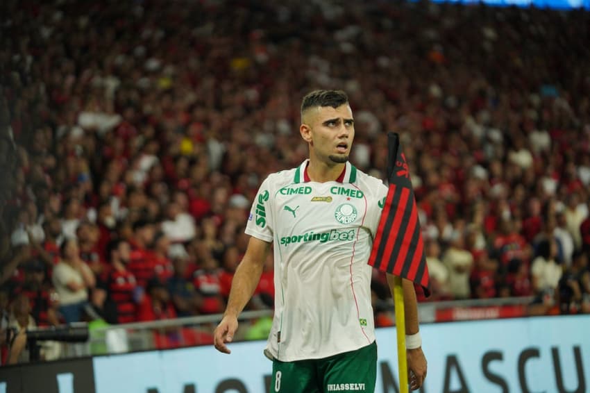 Andreas Pereira recebeu o terceiro amarelo e está suspenso contra a Chapecoense (Foto: Leonardo Antonio/Thenews2/Folhapress)