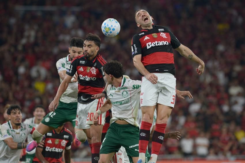 Jogadores de Flamengo e Palmeiras no Maracanã (Foto: Peter Ilicciev/Agencia Enquadrar/Folhapress)