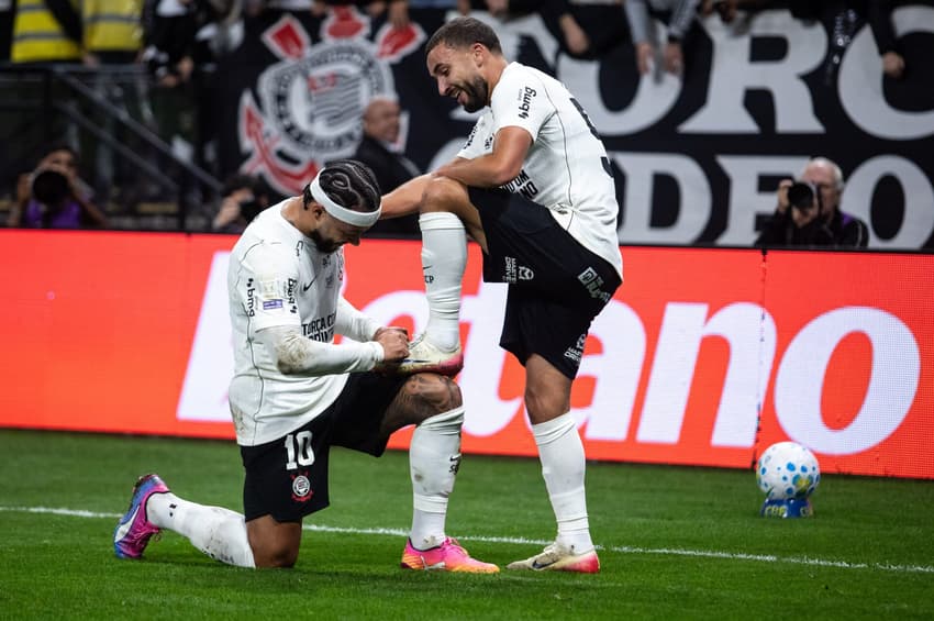 Memphis comemora gol do Corinthians ao lado de Zakaria Labyad comemora gol com (Foto: Rodilei Morais /Fotoarena/Folhapress) ORG XMIT: 2950036