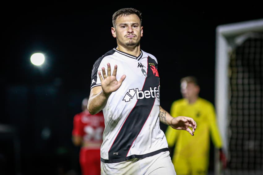 Hugo Moura comemora gol marcado contra o Athletico-PR (Foto: Matheus Lima/Vasco)
