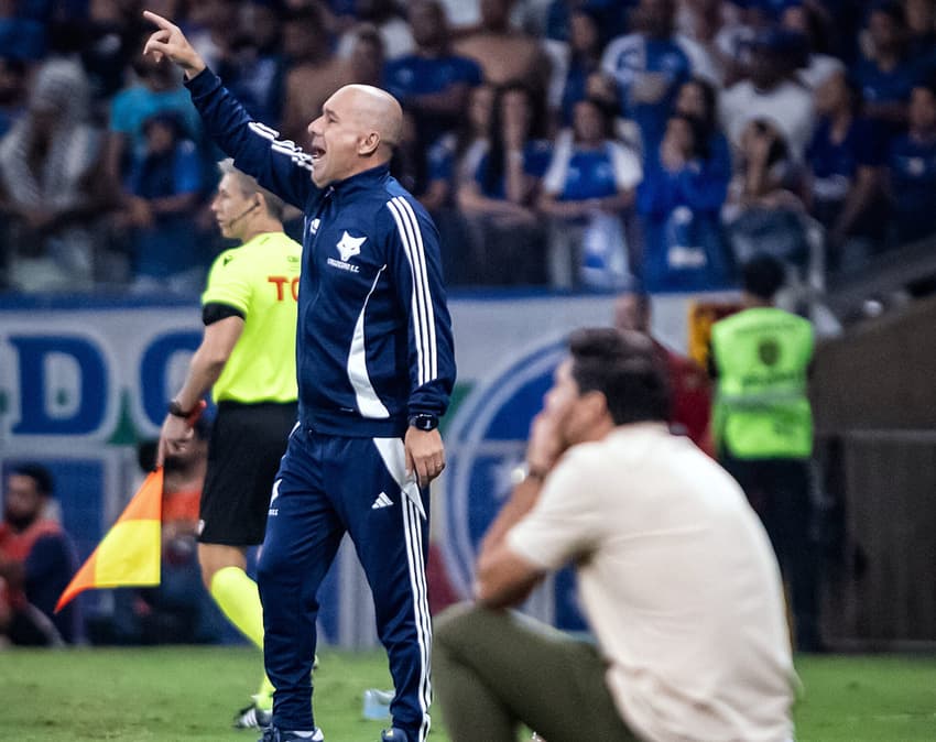 Leonardo Jardim, do Flamengo, e Abel Ferreira, do Palmeiras, em jogo em 2025 (Foto: Cruzeiro/Palmeiras)
