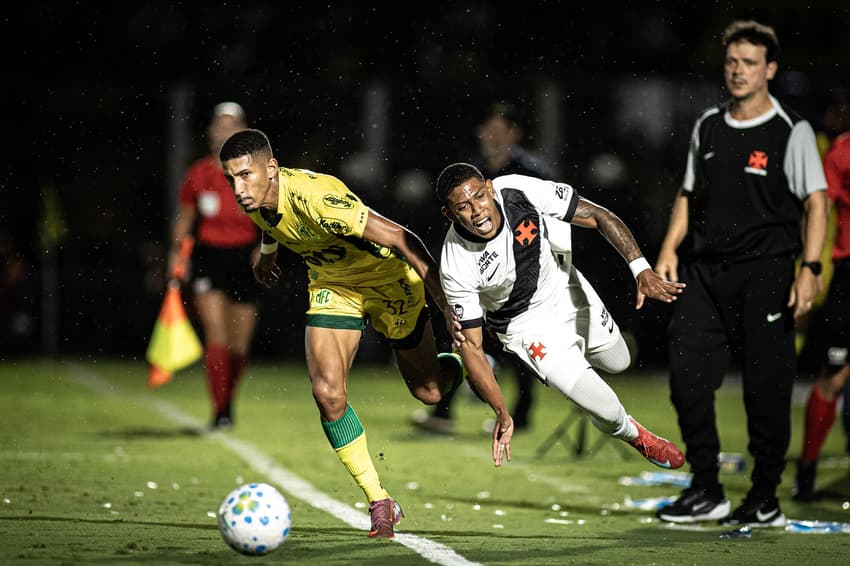 Diniz busca sua primeira vitória contra Rafael Guanaes (Foto: Matheus Lima/Vasco)