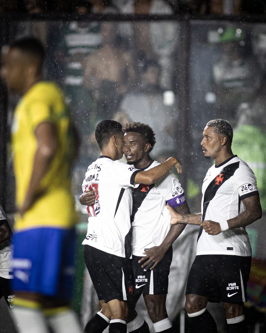David e Rojas comemoram o gol de Thiago Mendes na vitória do Vasco sobre o até então líder Palmeiras (Foto: Matheus Lima/Vasco)