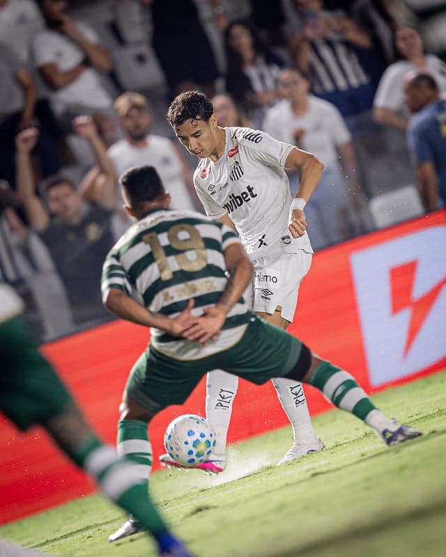 Gabriel Bontempo atuando pelo Santos em duelo contra o Coritiba. (Foto: Raul Barletta/ Santos FC)