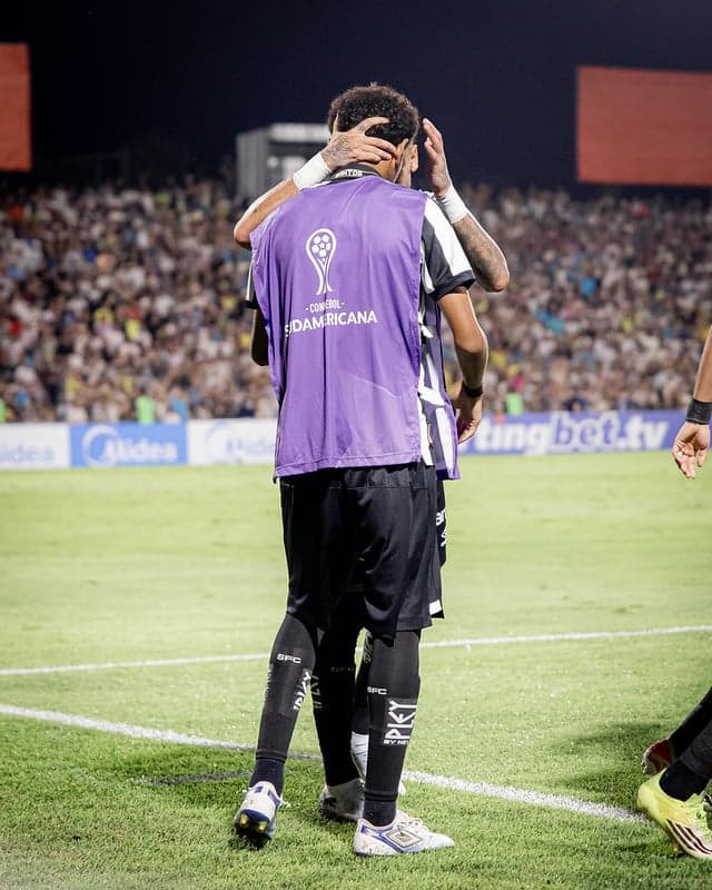 Neymar e Robinho abraçados em jogo do Santos, pela Sul-Americana. (Foto: Raul Barletta/ Santos FC)
