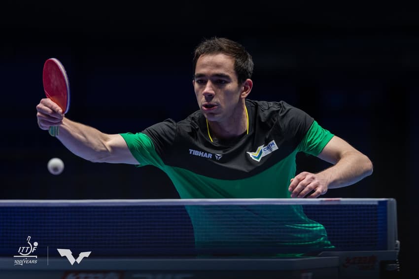 Hugo Calderano em ação nas oitavas de final do Mundial de Tênis de Mesa por Equipes (Foto: WTT)