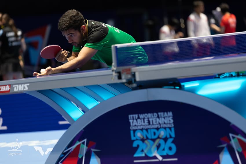Guilherme Teodoro em ação nas oitavas de final do Mundial de Tênis de Mesa por Equipes (Foto: WTT)