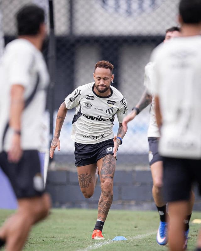 Neymar durante treino do Santos, no CT Rei Pelé. Camisa 10 acumula 12 jogos com o Peixe em 2026. (Foto: Raul Barletta/ Santos FC)