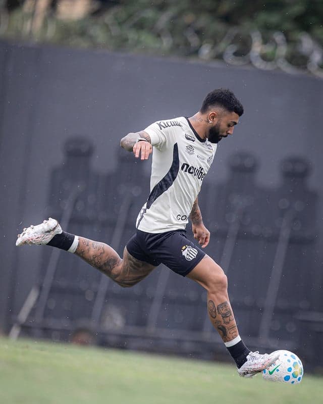 Gabriel Barbosa durante treino do Santos no CT Rei Pelé. (Foto: Raul Barletta/ Santos FC)
