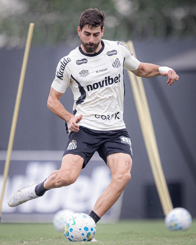 Luan Peres treina com proteção na mão no CT Rei Pelé. (Foto: Raul Barletta/ Santos FC)