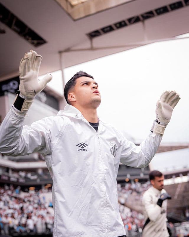 Gabriel Brazão durante aquecimento do Santos. (Foto: Raul Barletta/ Santos FC)