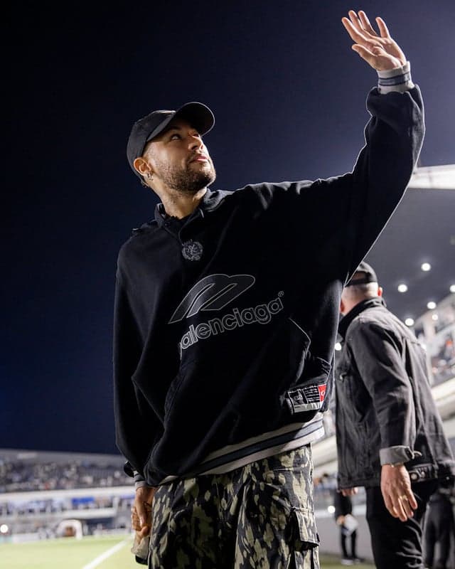 Neymar na Vila Belmiro para assistir ao duelo entre o Santos e o San Lorenzo. (Foto: Raul Baretta/ Santos FC)