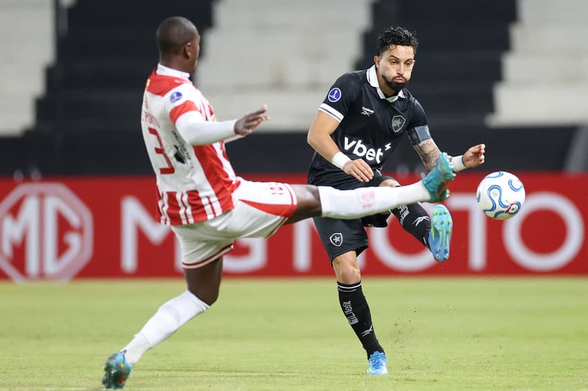 Alex Telles em ação na vitória do Botafogo sobre o Petrolero (Foto: Vítor Silva/Botafogo)