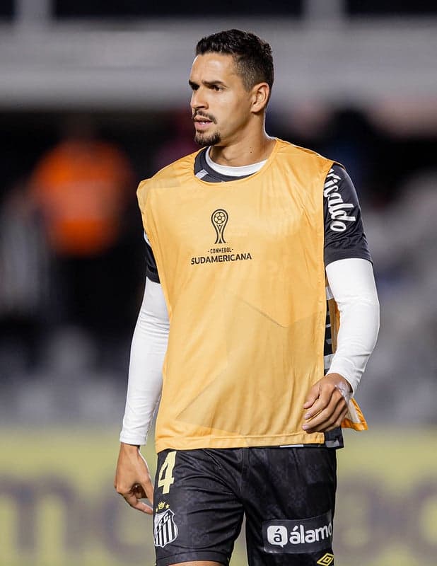Lucas Veríssimo durante partida do Santos na Vila Belmiro, pela Sul-Americana. (Foto: Raul Baretta/ Santos FC)