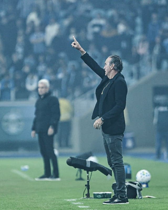 Cuca durante partida entre o Grêmio e o Santos, em Porto Alegre. (Foto: Raul Baretta/ Santos FC)
