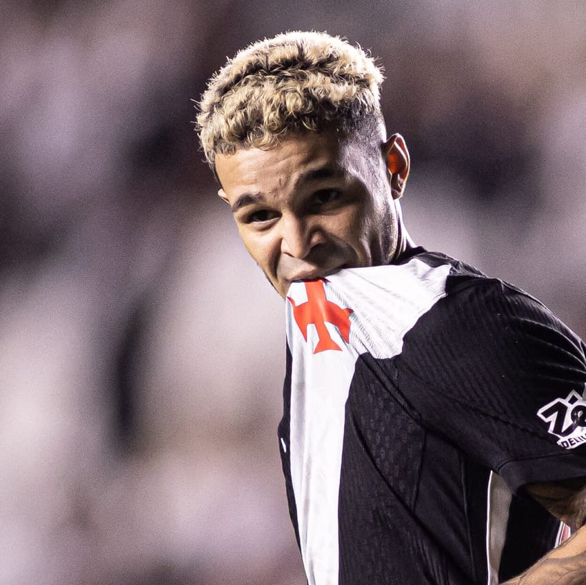 Adson comemora gol marcado com a camisa do Vasco (Foto: Matheus Lima/Vasco)